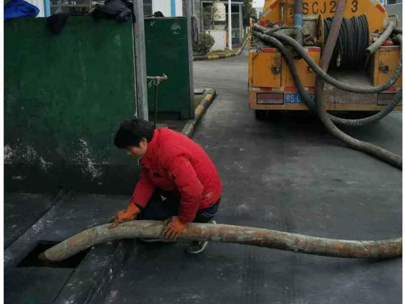 沌口开发区环卫车清理隔油池,高压清洗车疏通下水道